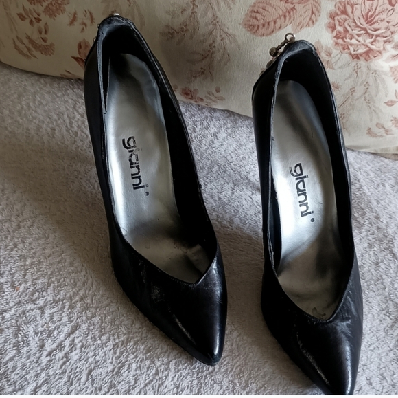 Elegant Black Heels with Studded Detail - Picture 6 of 6